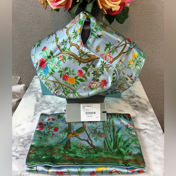 NWT Authentic Gucci Silk Blue Tian Floral Travel Inflatable Neck Pillow w/ Pouch - Picture 1 of 7